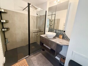Shower, towels - Between Sea and Lagoon – 2-Room Apartment in Sète (Sète)