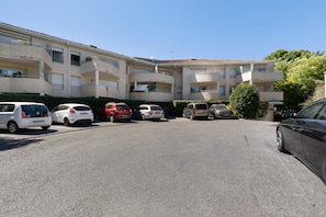 Un edificio residenziale a più piani con un parcheggio.