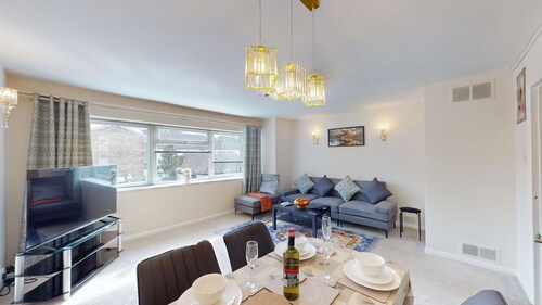 Stylish 2-bed Reading apartment stay with parking