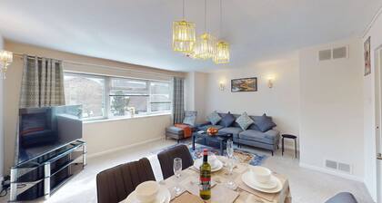 Stylish 2-bed Reading apartment stay with parking