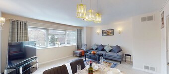 Stylish 2-bed Reading apartment stay with parking