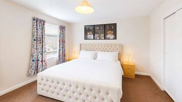 2 bedrooms, desk, iron/ironing board, WiFi