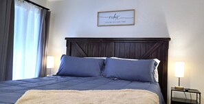 3 bedrooms, desk, iron/ironing board, travel cot - Cliff Views, Hot Tub, Game Room, Kayaks (Page)