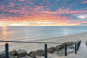 Beach nearby - Open Horizon Postcard Ocean Views and Sauna (Glenelg South)