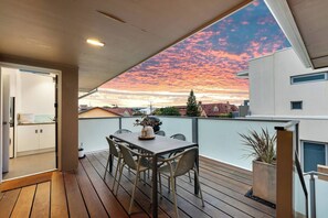 Outdoor dining - Open Horizon Postcard Ocean Views and Sauna (Glenelg South)