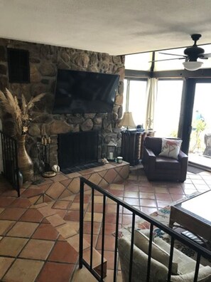TV, fireplace - Venice Island Sunset Villa on the Gulf (Venice)