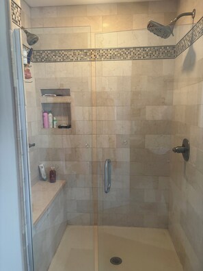 Shower, jetted bath, hair dryer, towels - Gorgeous 4-bedroom house with AC in charming Winneconne (Winneconne)