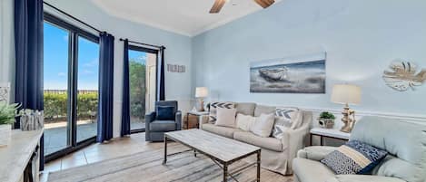 Condo, varias camas, cocina, vista al océano (Phoenix East 009) | Área de sala de estar