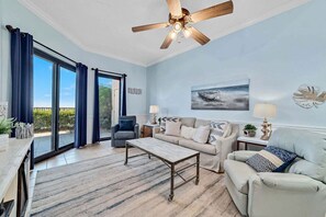 Apartment, Mehrere Betten, Küche, Meerblick (Phoenix East 009) | Wohnbereich