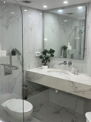 Hair dryer, towels, soap, toilet paper - Beautiful Sea View Apartment in Ashkelon (Ashkelon)