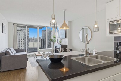 Stylish 3BR Downtown Vancouver Condo with Pool & Gym