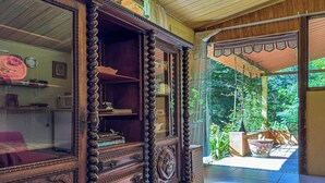 Una stanza con un grande specchio, arredi in legno e vista su spazi verdi.