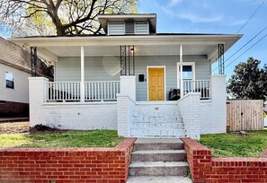 Exterior - Vintage Villa- Walk to Charlotte Venues via Greenway! (Charlotte)