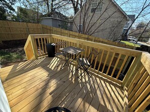 Outdoor dining - Vintage Villa- Walk to Charlotte Venues via Greenway! (Charlotte)