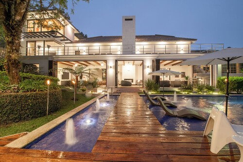 Delightful 10-bedroom house with AC, few minutes away from Antigua Guatemala.