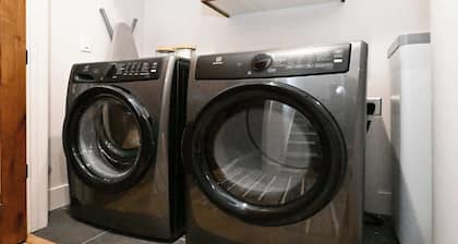 Yeti’s Hideout | Hot Tub | 25 Min to Yellowstone