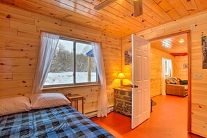 2 bedrooms, desk, iron/ironing board, WiFi - 400 Acre Outdoor Lodge with Trails and Fireplace (Mancelona)