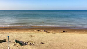 A beach with people, a horse, and a flag. - L'Étoile de Mer - Vue sur la Plage de Bray-Dunes (Bray-Dunes)