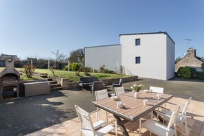 Outdoor dining - Au Clos du Magnolia - Grande maison pour 10 (Pléneuf-Val-André)