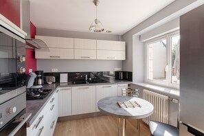 Fridge, microwave, oven, dishwasher - Au Clos du Magnolia - Grande maison pour 10 (Pléneuf-Val-André)