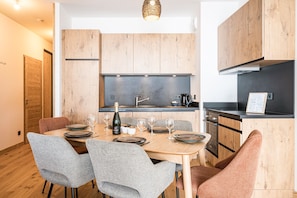 Kühlschrank, Mikrowelle, Ofen, Geschirrspüler