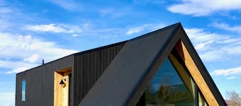 Cozy Luxe Cabin w/Hot Tub, Fire Pit & Stunning Views