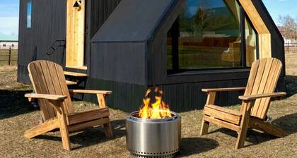 Cozy Luxe Cabin w/Hot Tub, Fire Pit & Stunning Views