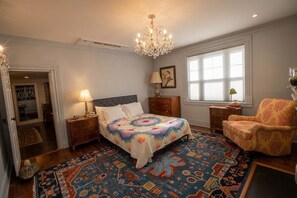 Room - Civil War Era Home, Stay in 1830 History with Modern Comforts (Perryville)