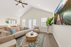 Living area - Canal Inn-KING-Cajun Luxury-Near Downtown-Chic (Lafayette)