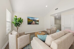 Living area - Canal Inn-KING-Cajun Luxury-Near Downtown-Chic (Lafayette)