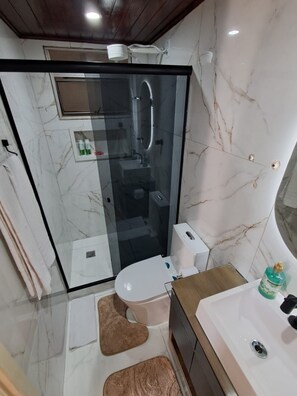 Een douche, een haardroger, een bidet, handdoeken