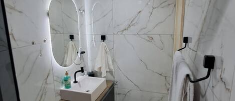 Douche, sĂšche-cheveux, bidet, serviettes fournies