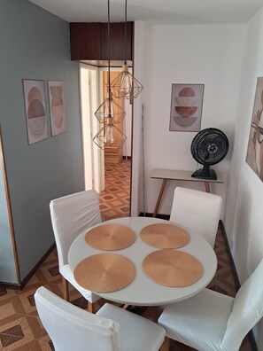 Dining - Apartamento com 2 quartos, a 15 minutos da praia Barra da Tijuca,  RJ, Brasil (Rio de Janeiro)