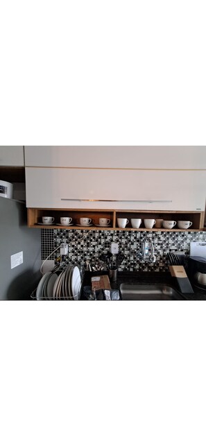 Fridge, microwave, oven, stovetop - Apartamento com 2 quartos, a 15 minutos da praia Barra da Tijuca,  RJ, Brasil (Rio de Janeiro)
