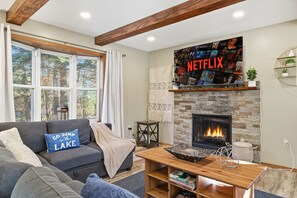 Smart TV, fireplace, table football, books - Hot Tub*Fire Pits*Waterfront*Playground*Deck*Wi-Fi (Long Pond)