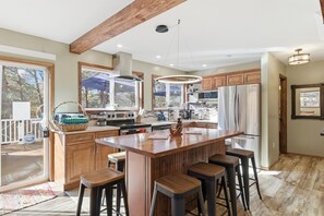 Fridge, microwave, oven, stovetop - Hot Tub*Fire Pits*Waterfront*Playground*Deck*Wi-Fi (Long Pond)
