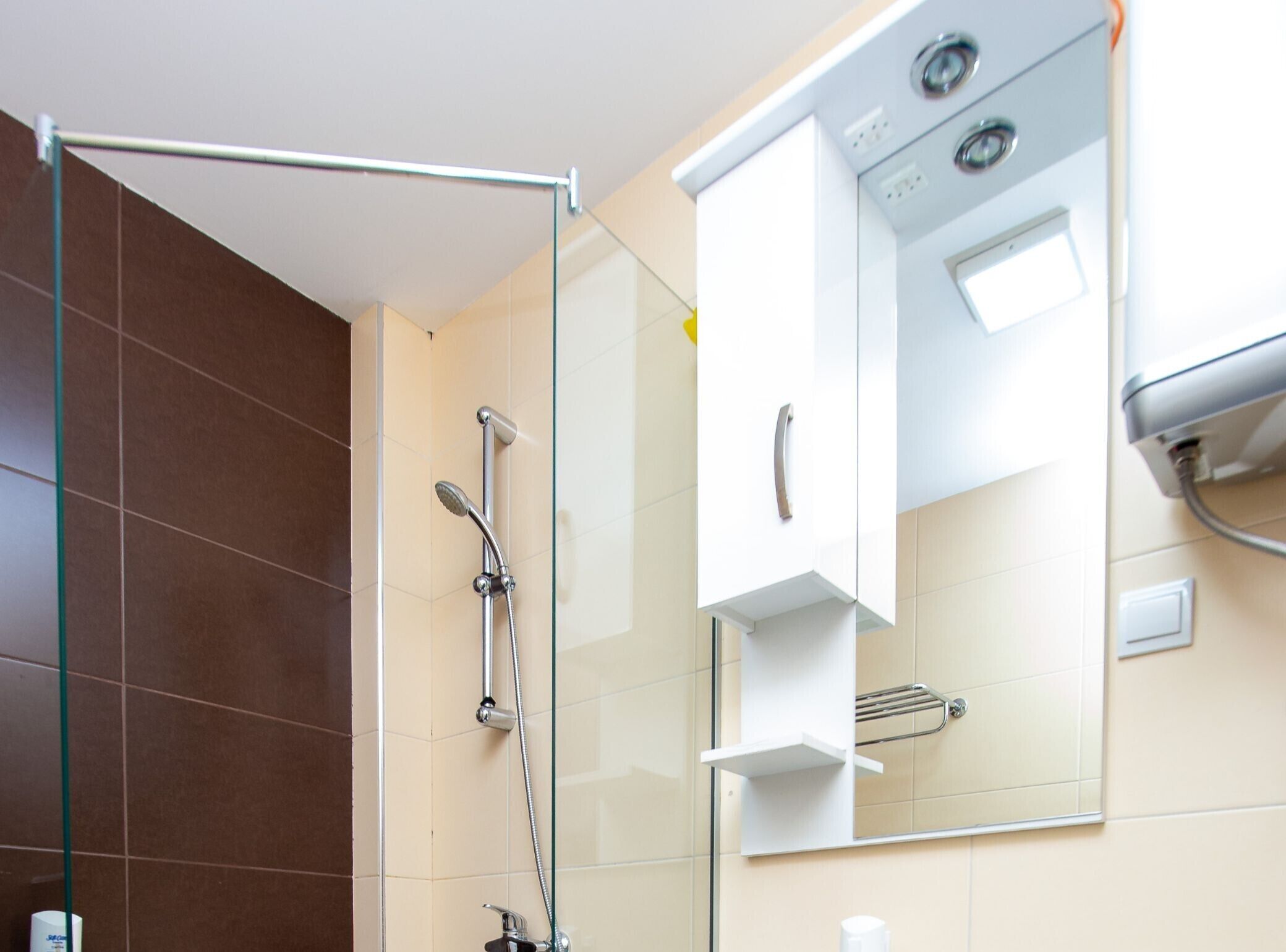Douche, sèche-cheveux, serviettes fournies