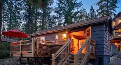 "Classic Tahoe" Cabin with modern amenities, magical and romantic getaway for 2.