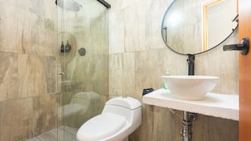 Standard Double Room, Garden View | Bathroom