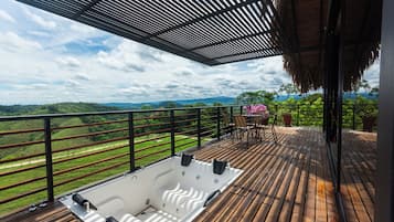 Family Cabin, 2 Queen Beds, Bathtub, Mountain View | Private spa tub