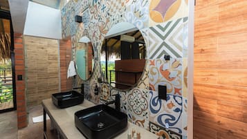 Family Cabin, 2 Queen Beds, Bathtub, Mountain View | Bathroom
