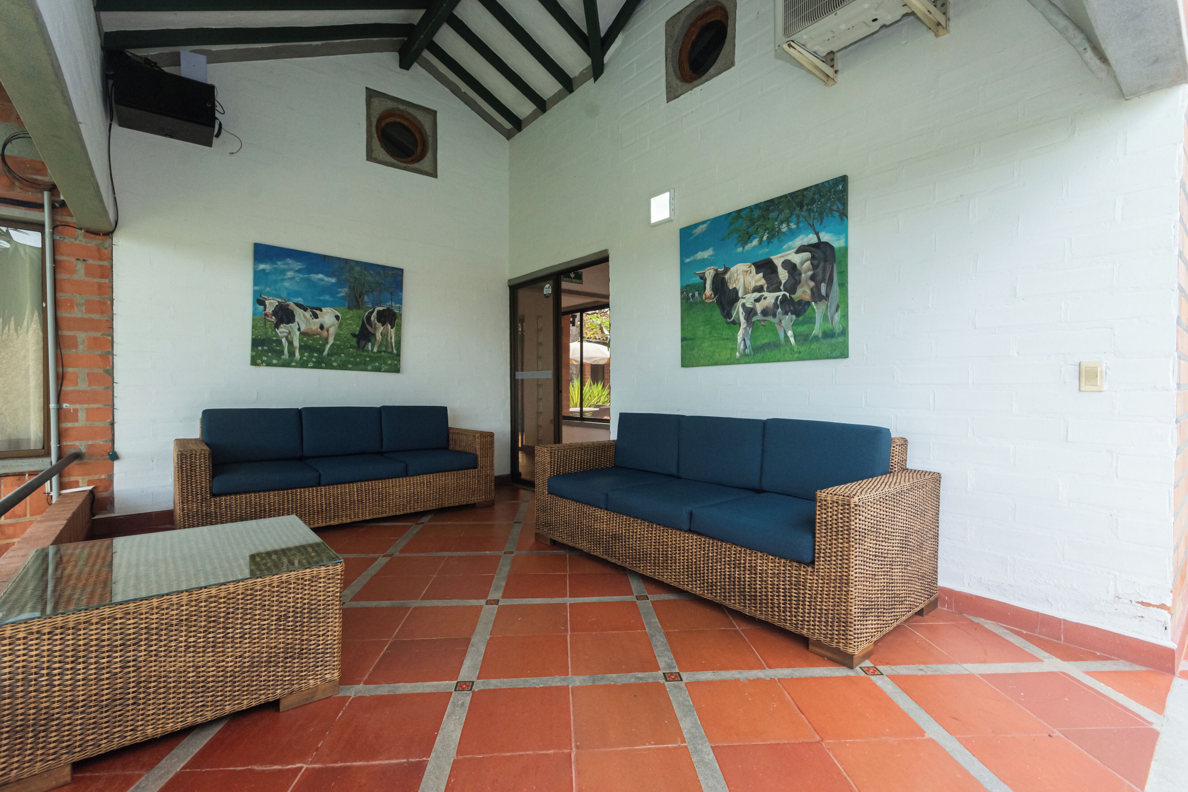 المنشأة من الداخل