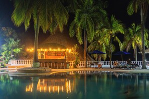 Poolside bar - HOTEL CAMPESTRE LA MANOLA (Puerto Triunfo)