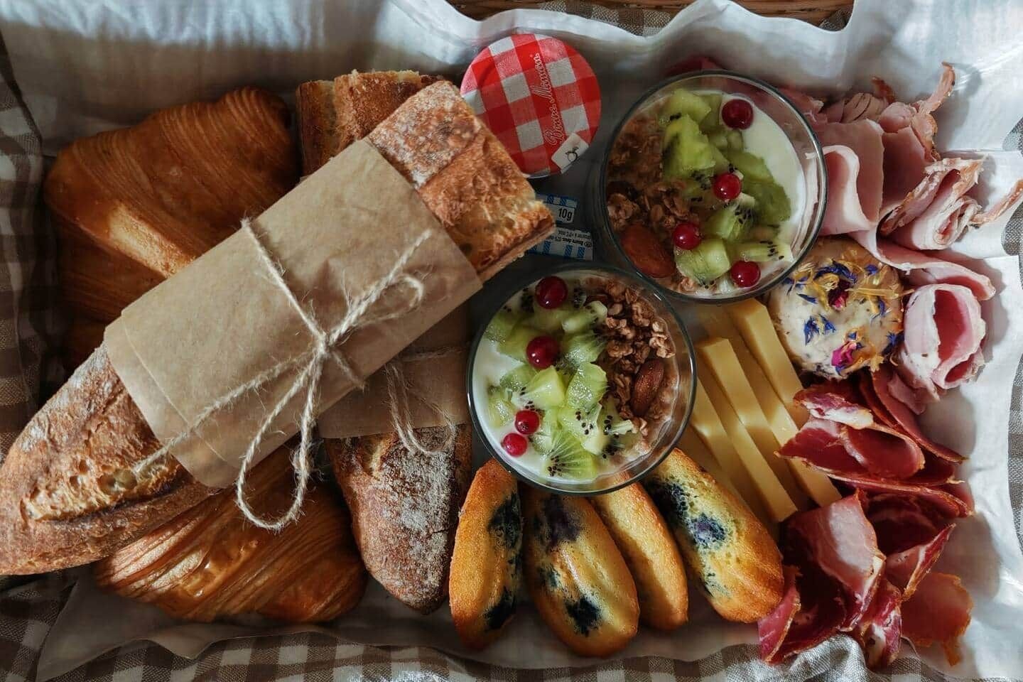 Een borrelplank met brood, kaas en gerookt vlees.