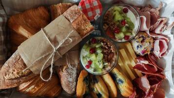 Een borrelplank met brood, kaas en gerookt vlees.
