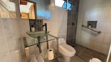 Superior-Vierbettzimmer | Badezimmer | Dusche