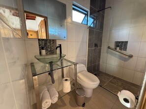 Superior-Vierbettzimmer | Badezimmer