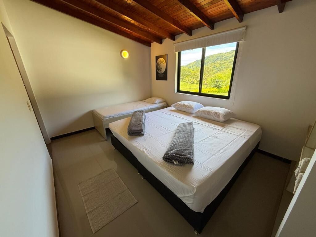 Habitación triple estándar | Ropa de cama de alta calidad y edredón 