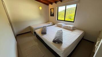Habitación triple estándar | Ropa de cama de alta calidad y edredón
