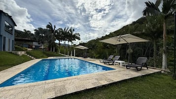 2 piscinas externas, espreguiçadeiras